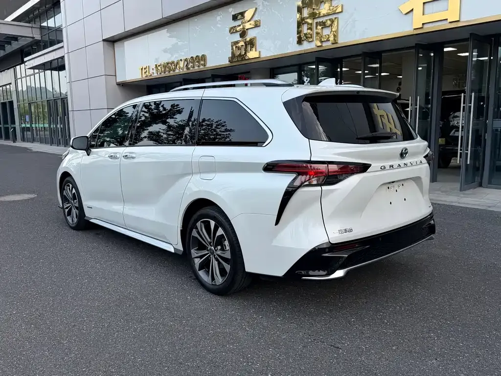 Toyota Granvia — фото 4