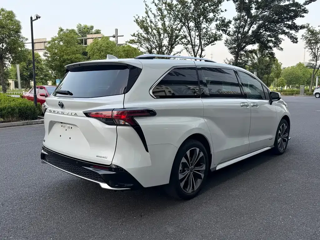 Toyota Granvia — фото 5