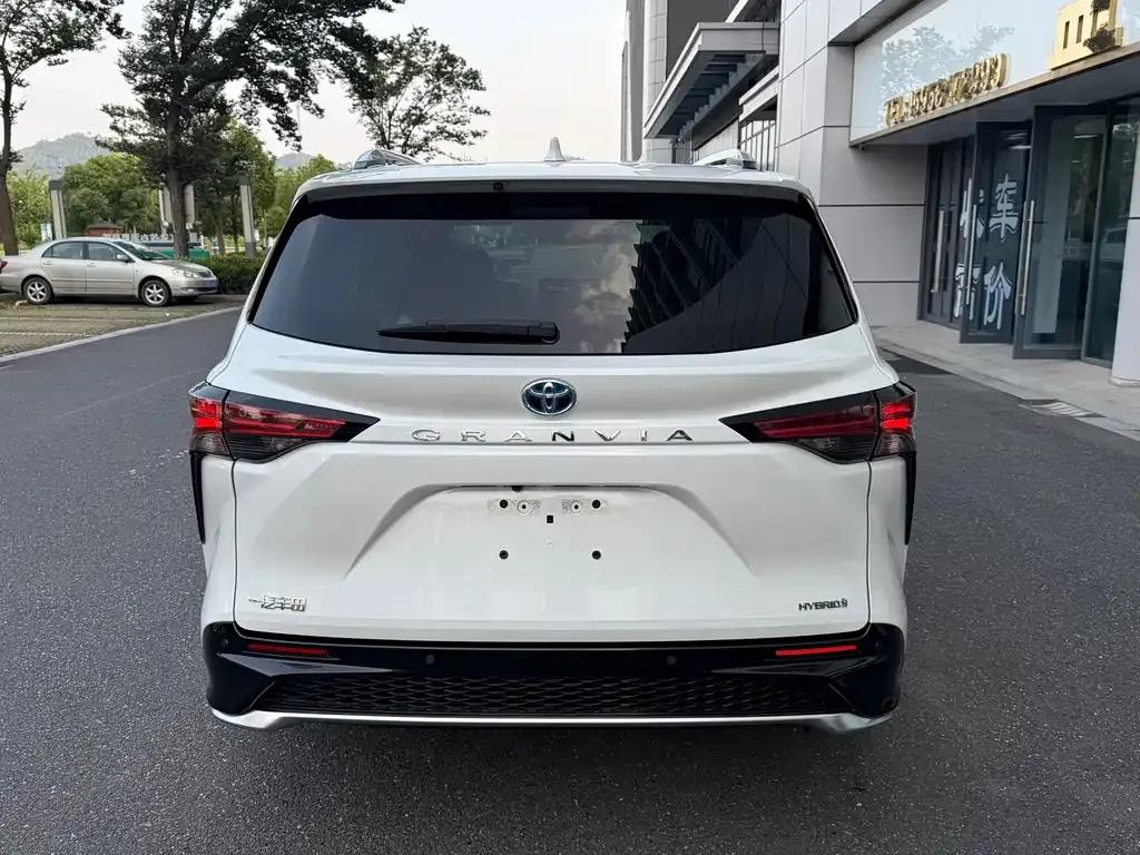 Toyota Granvia — фото 8