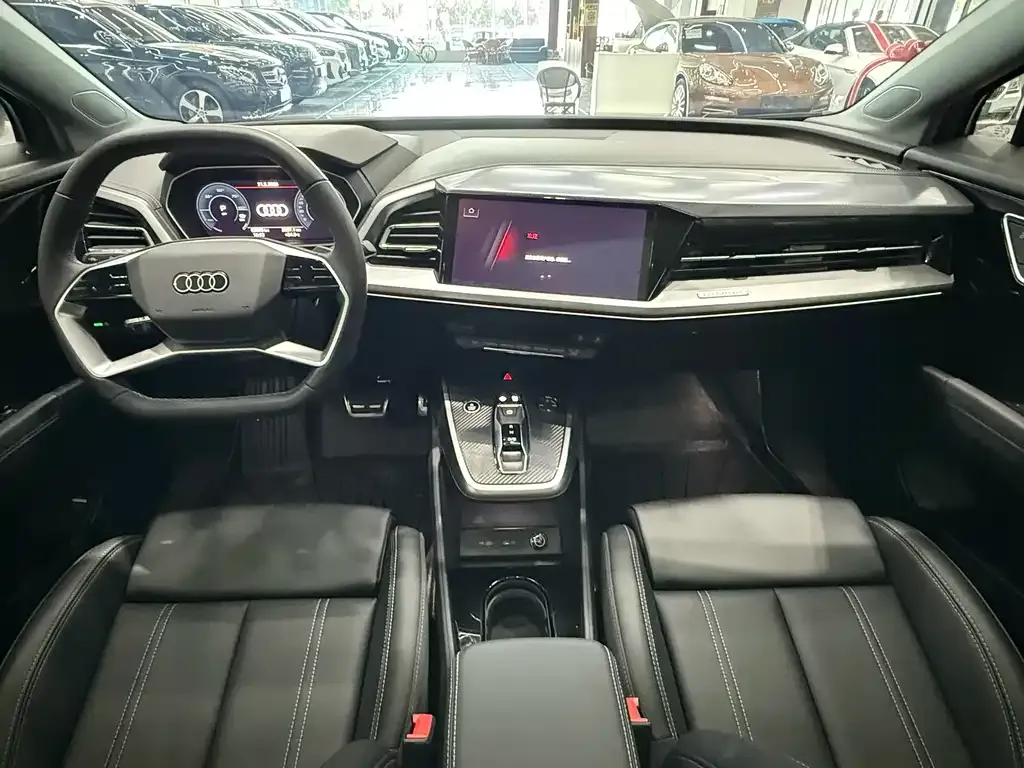 Audi Q4 e-tron — фото 2
