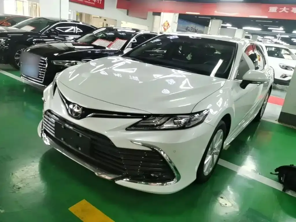 Toyota Camry — фото 1