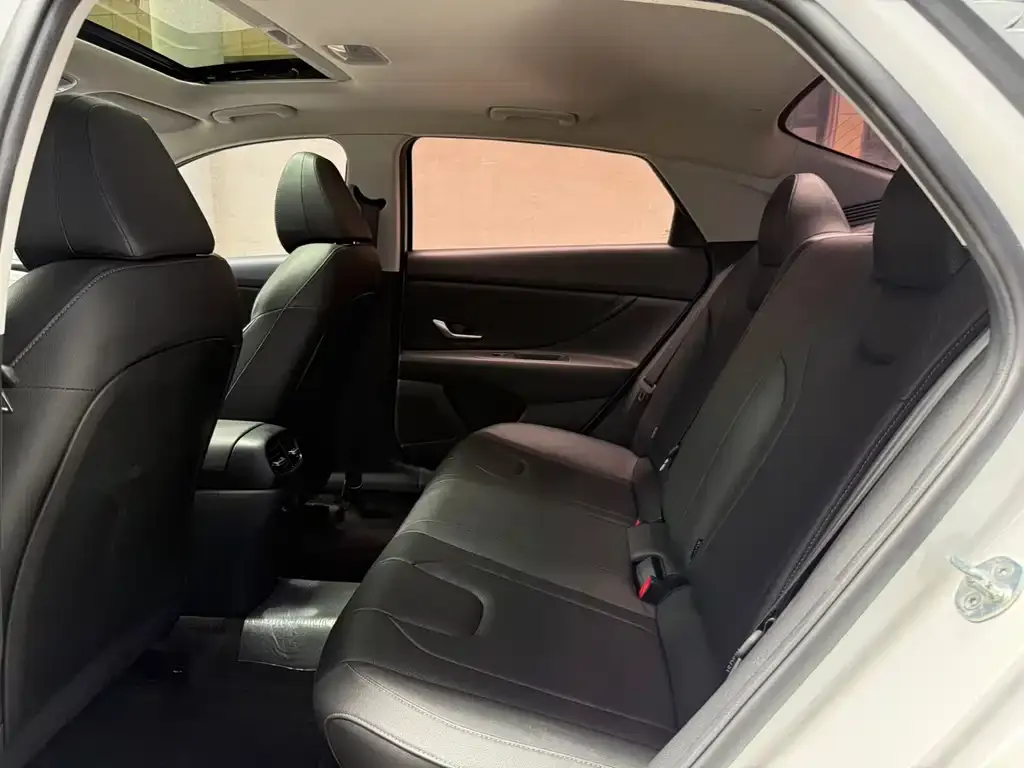 Hyundai Elantra — фото 2