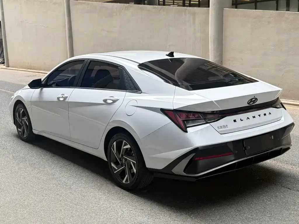 Hyundai Elantra — фото 9