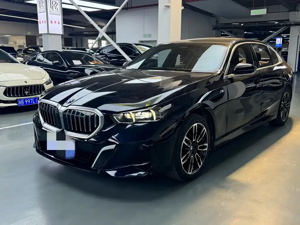 BMW 5 Series — фото 1