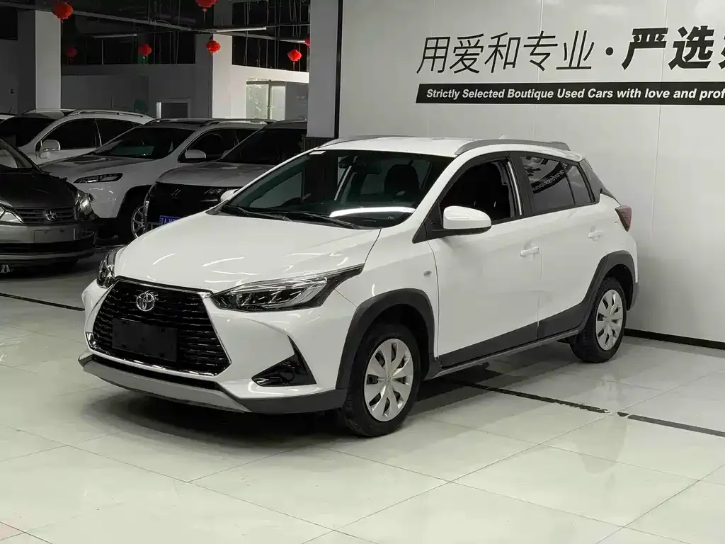 Toyota Yaris L — фото 1