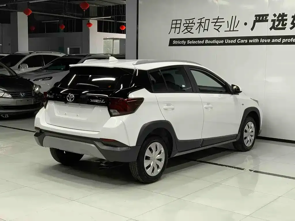 Toyota Yaris L — фото 2
