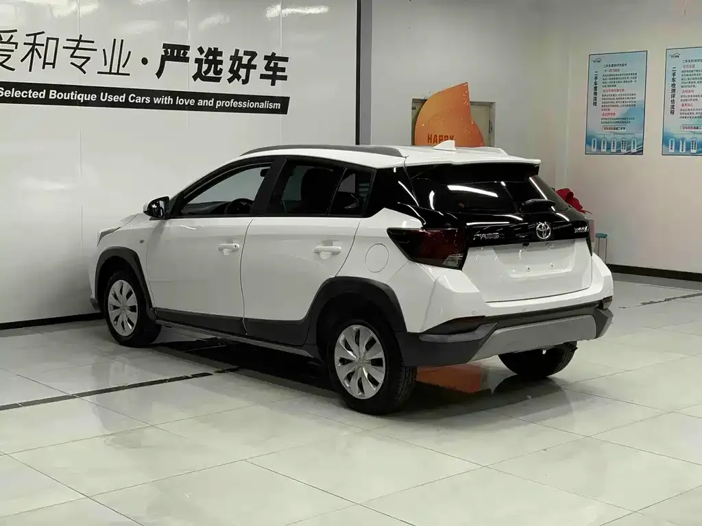 Toyota Yaris L — фото 4
