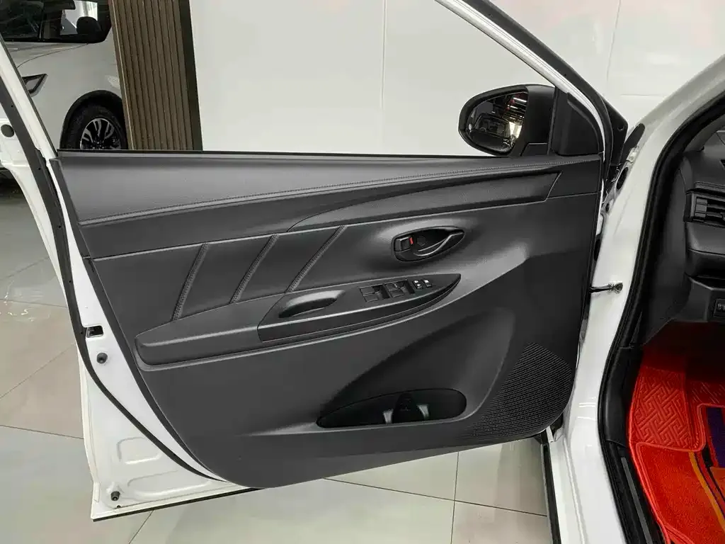 Toyota Yaris L — фото 3