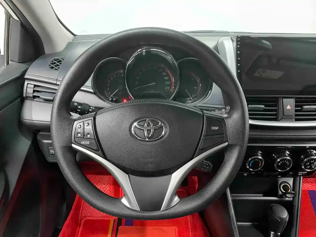 Toyota Yaris L — фото 10