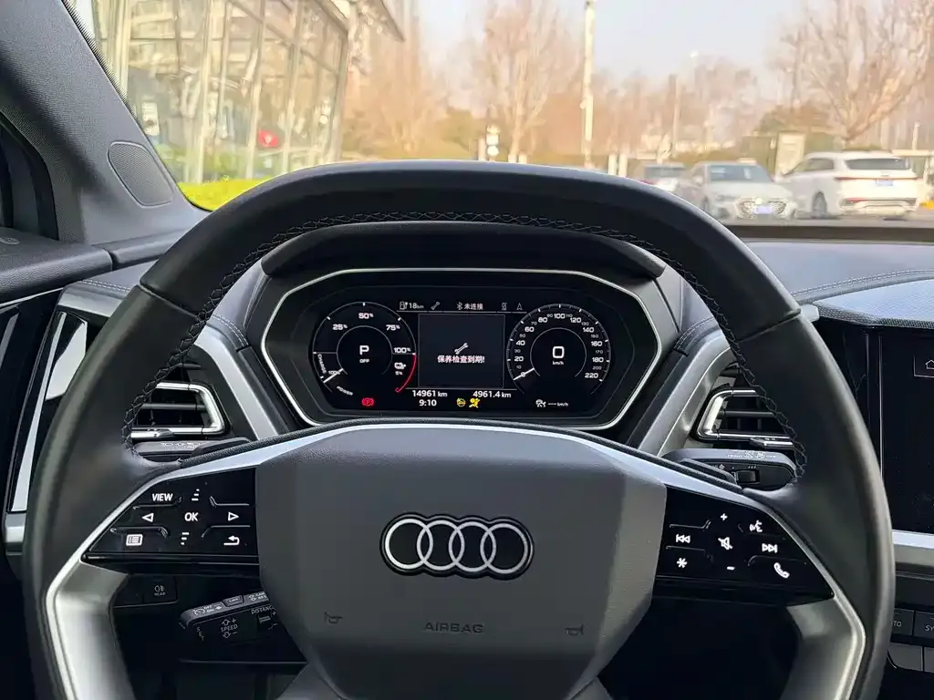 Audi Q4 e-tron — фото 2