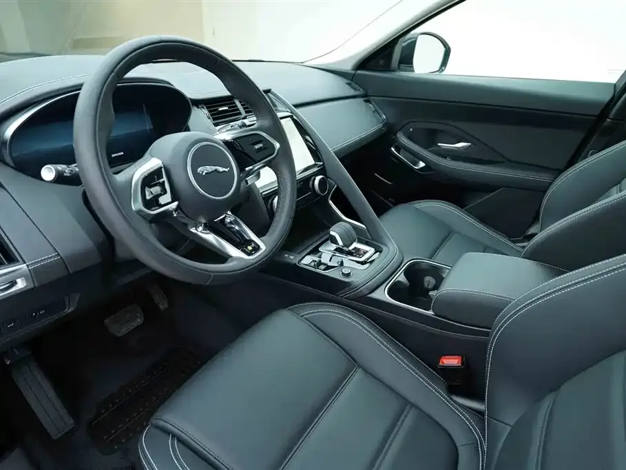 Jaguar E-PACE — фото 10