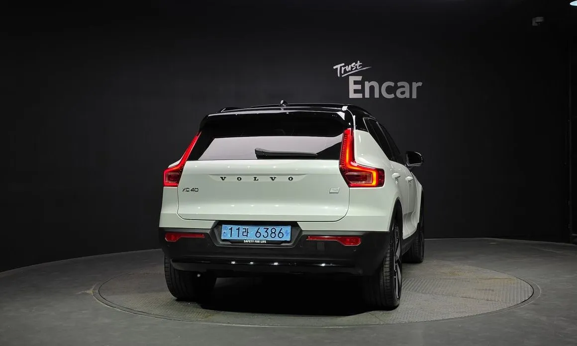 Volvo XC40 — фото 9