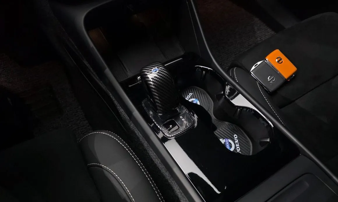 Volvo XC40 — фото 10