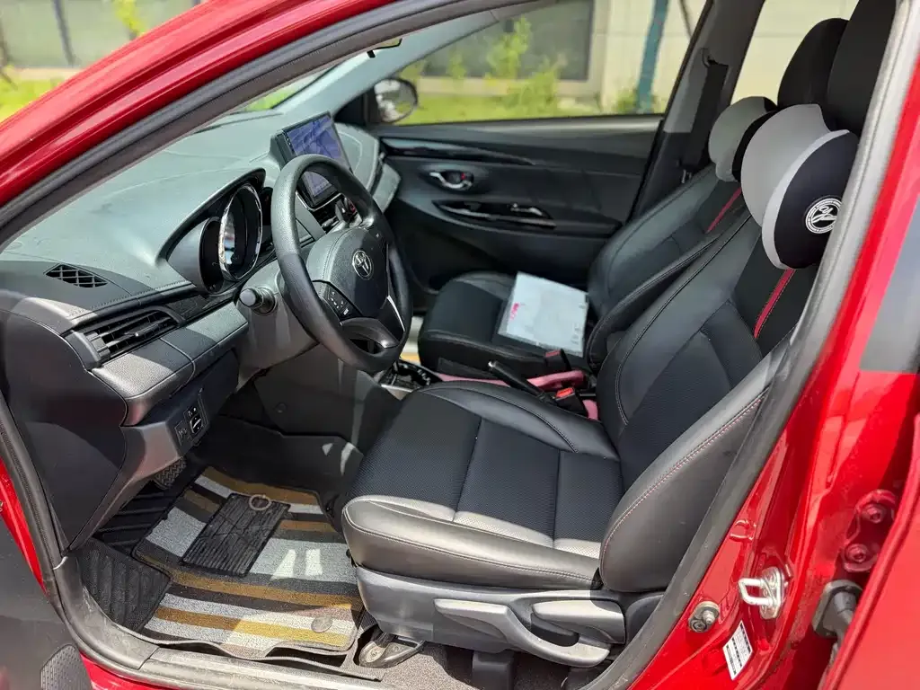 Toyota Yaris L — фото 7