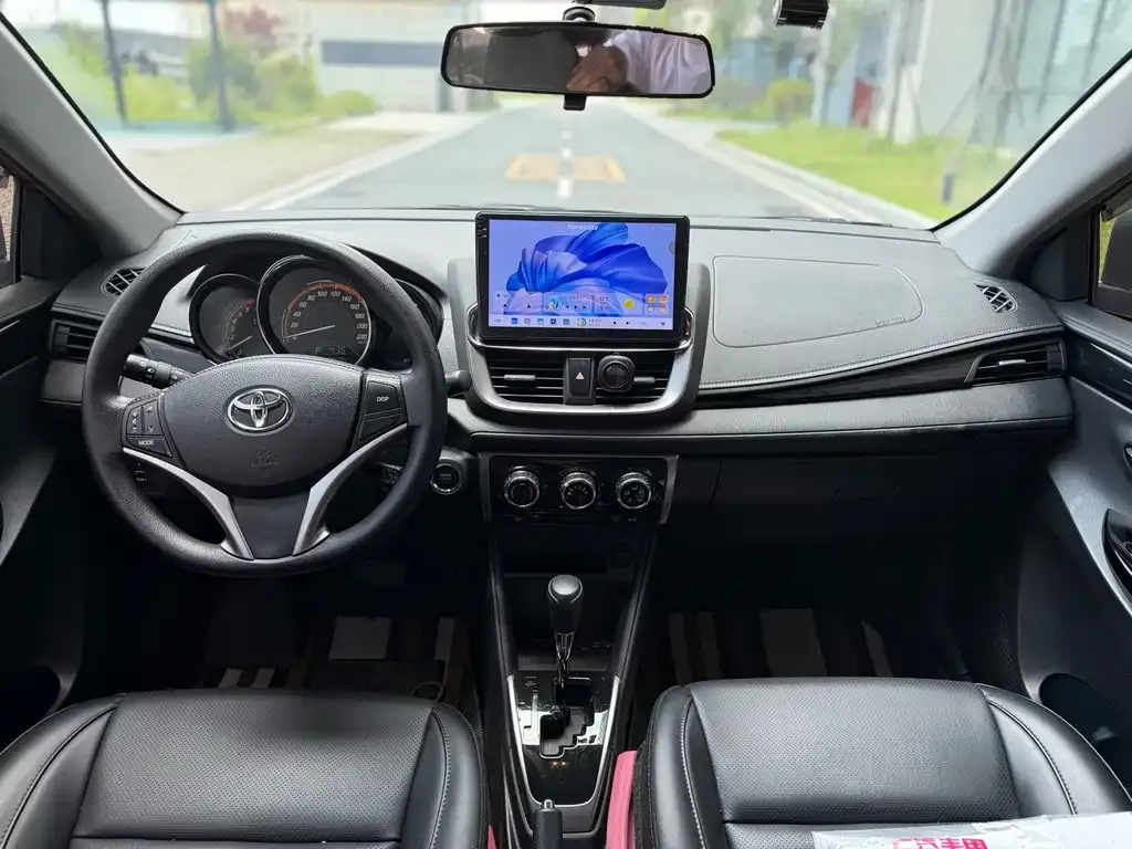 Toyota Yaris L — фото 3