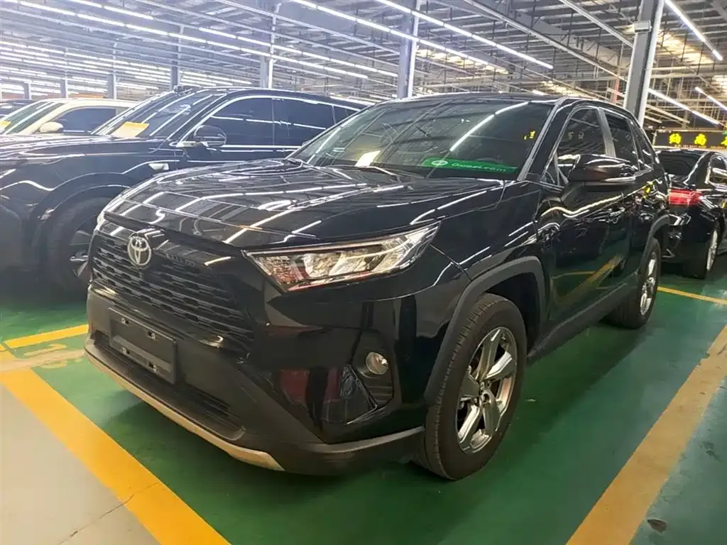 Toyota RAV4 — фото 1