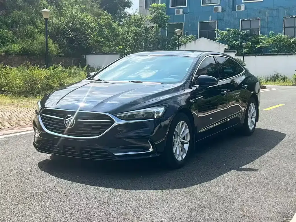 Buick LaCrosse — фото 1