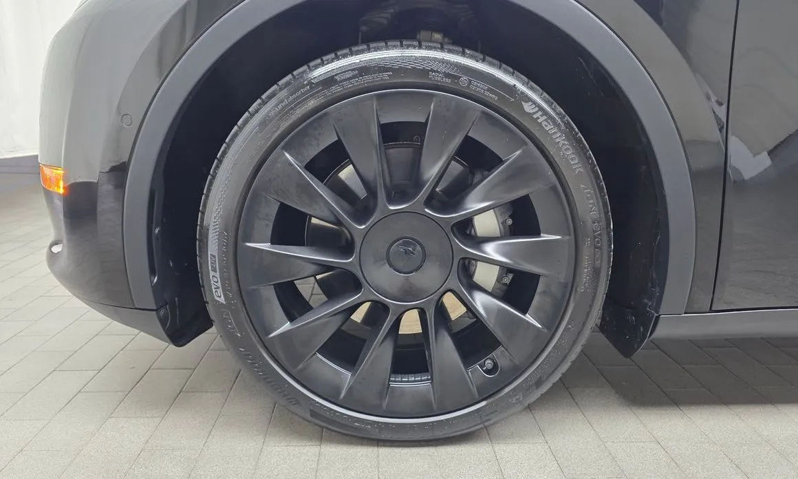 Tesla Model Y — фото 10