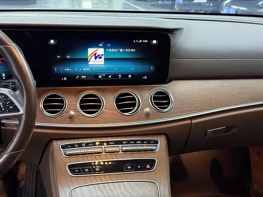 Mercedes-Benz E-Class — фото 8