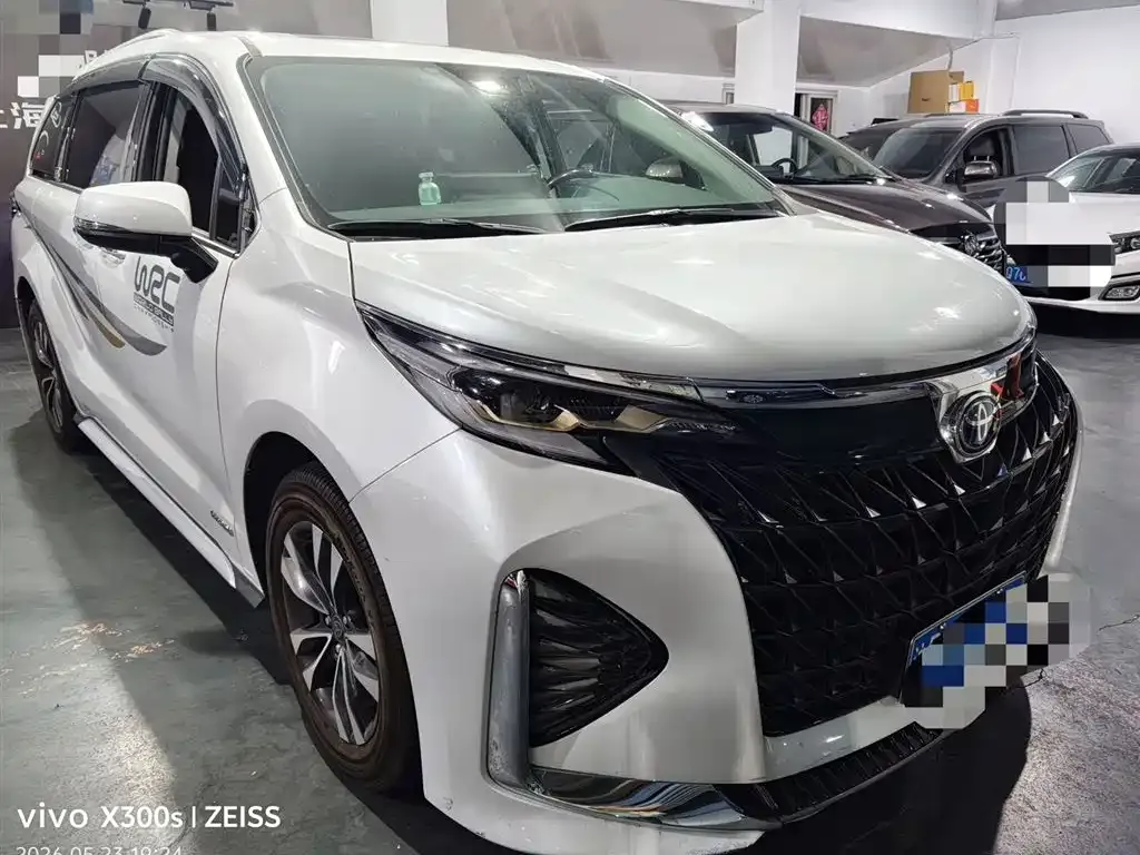 Toyota Granvia — фото 1