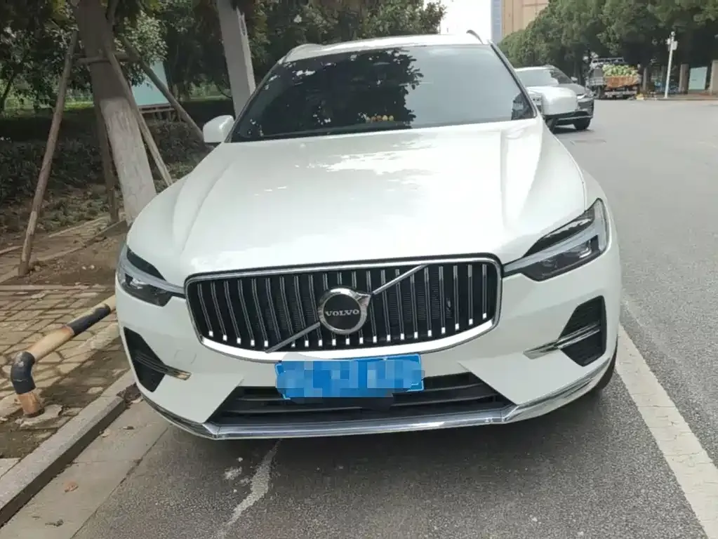 Volvo XC60 — фото 1