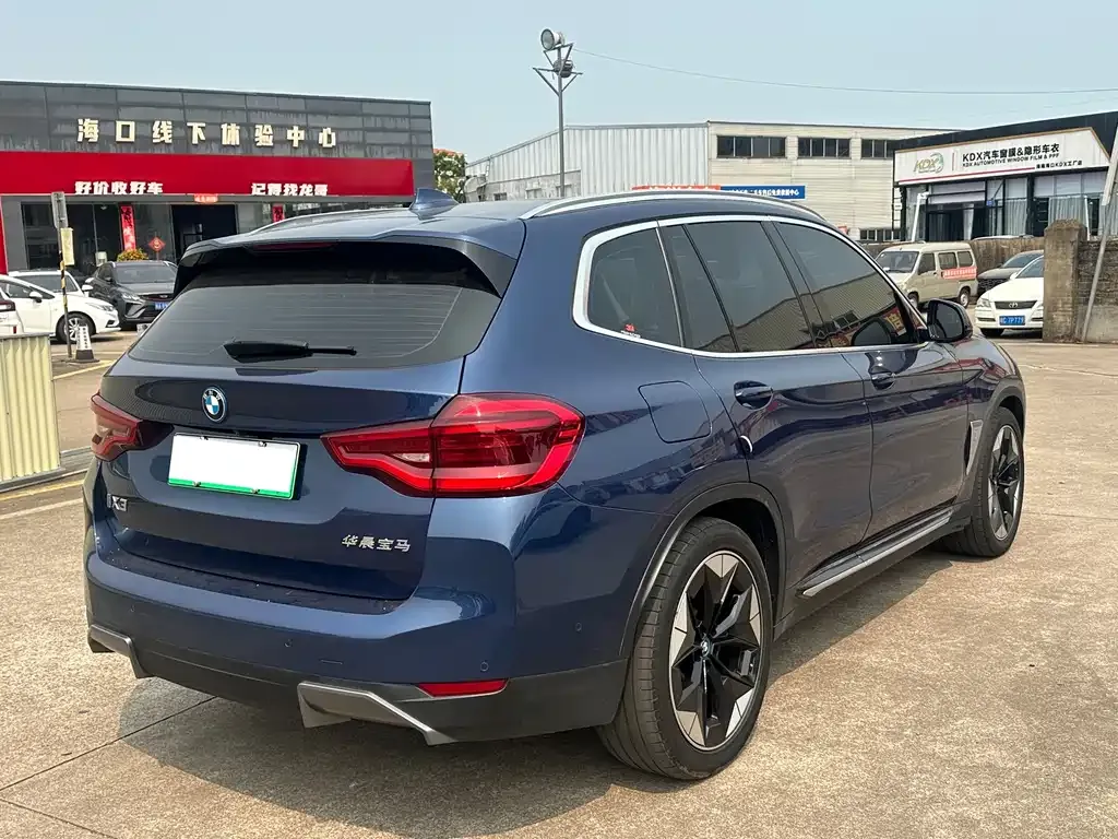 BMW iX3 — фото 10