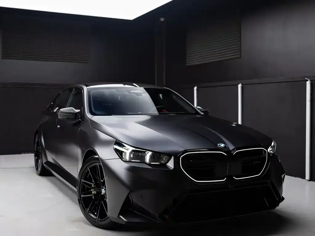 BMW M5 New Energy — фото 1