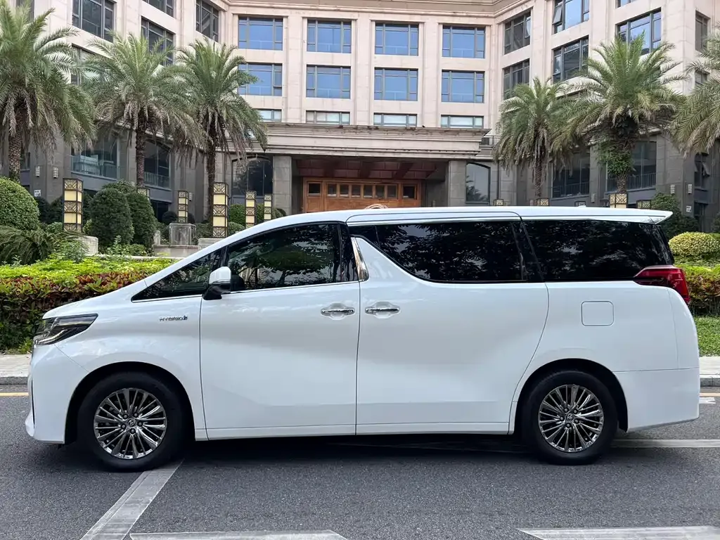Toyota Alphard — фото 7