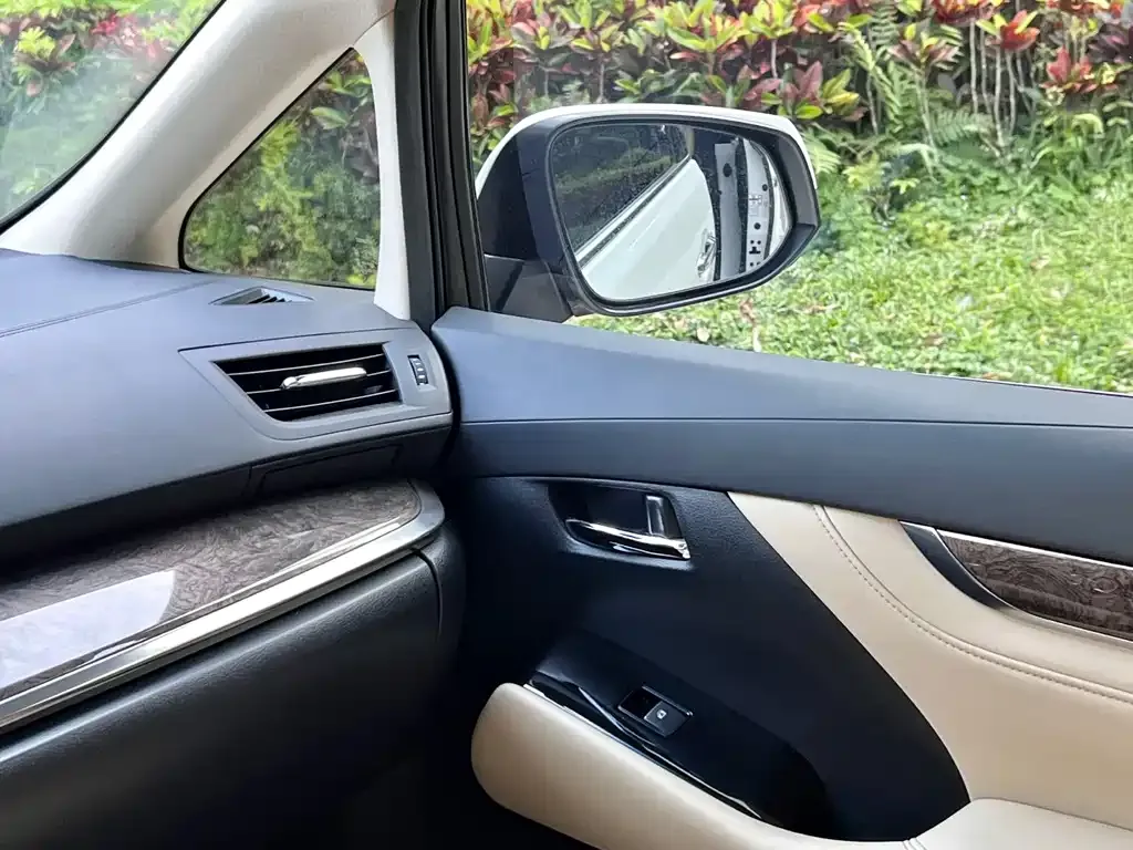 Toyota Alphard — фото 2