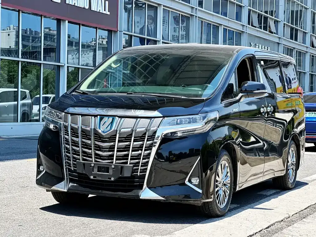Toyota Alphard — фото 1
