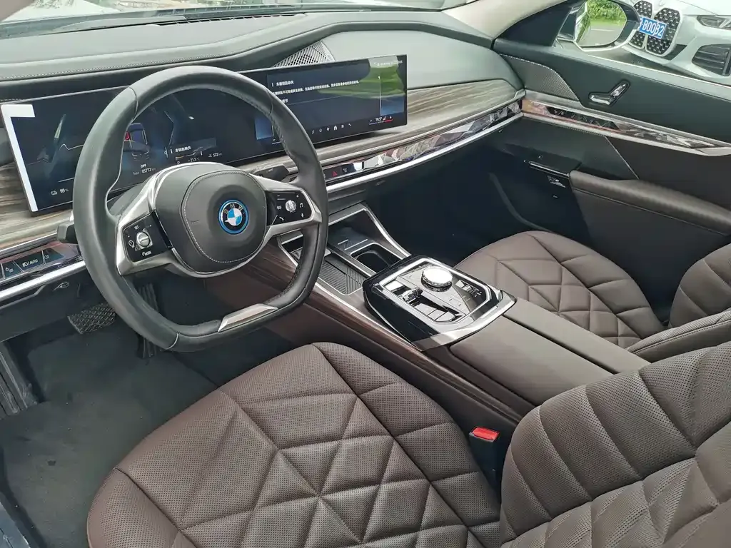 BMW i7 — фото 6