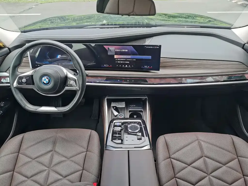 BMW i7 — фото 10