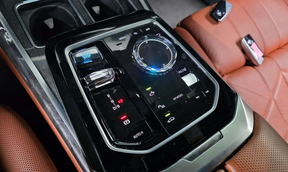 BMW i7 — фото 7
