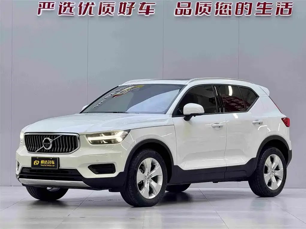 Volvo XC40 — фото 1
