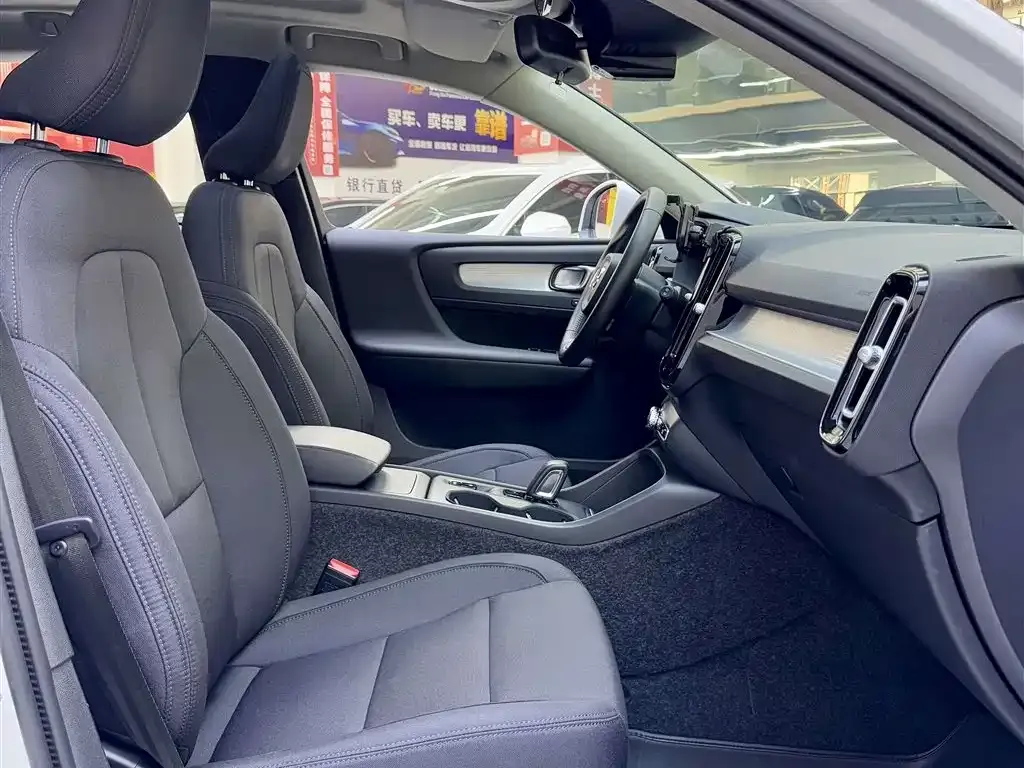 Volvo XC40 — фото 10