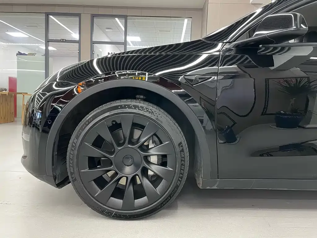 Tesla Model Y — фото 10