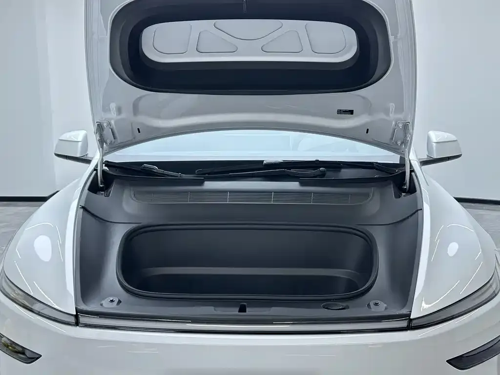 Tesla Model Y L — фото 9