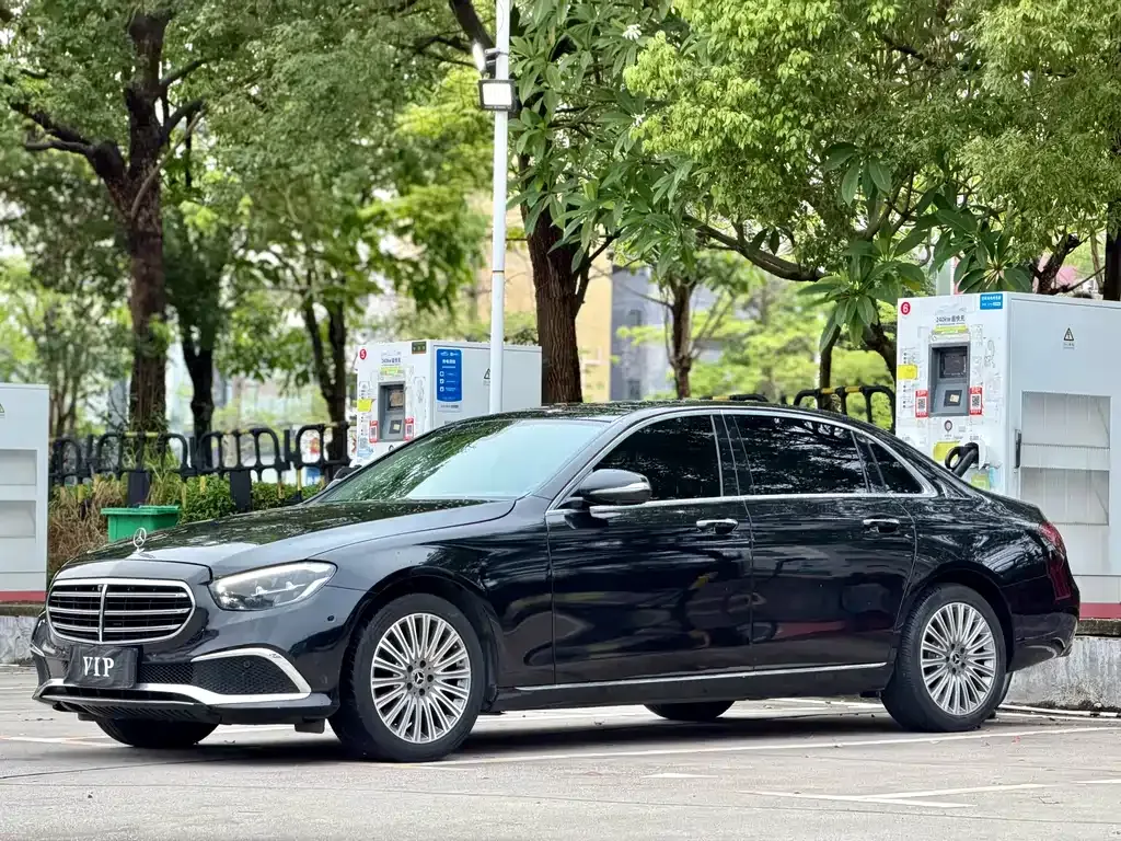 Mercedes-Benz E-Class — фото 1