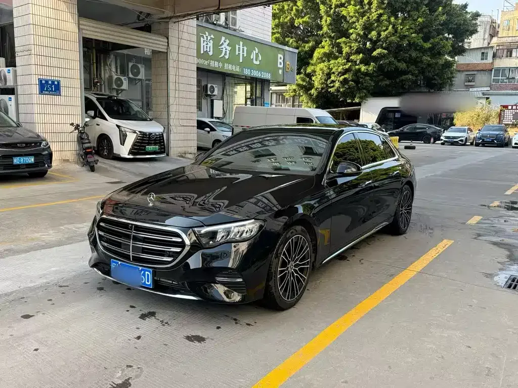 Mercedes-Benz E-Class — фото 1