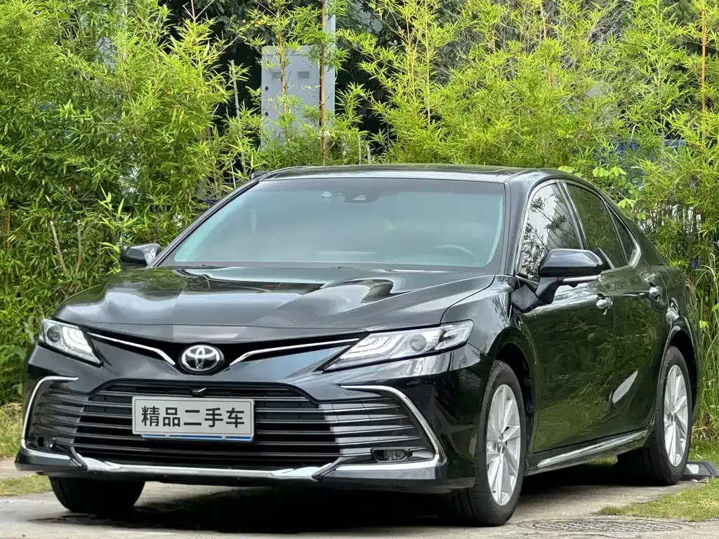 Toyota Camry — фото 1