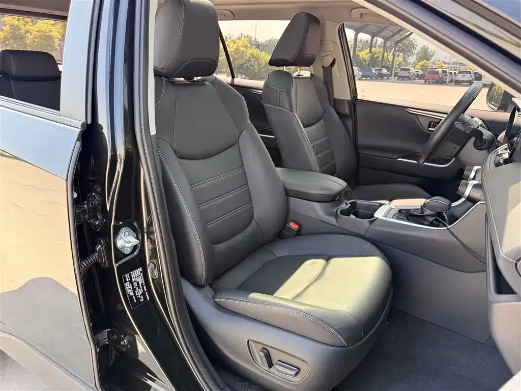 Toyota RAV4 — фото 5