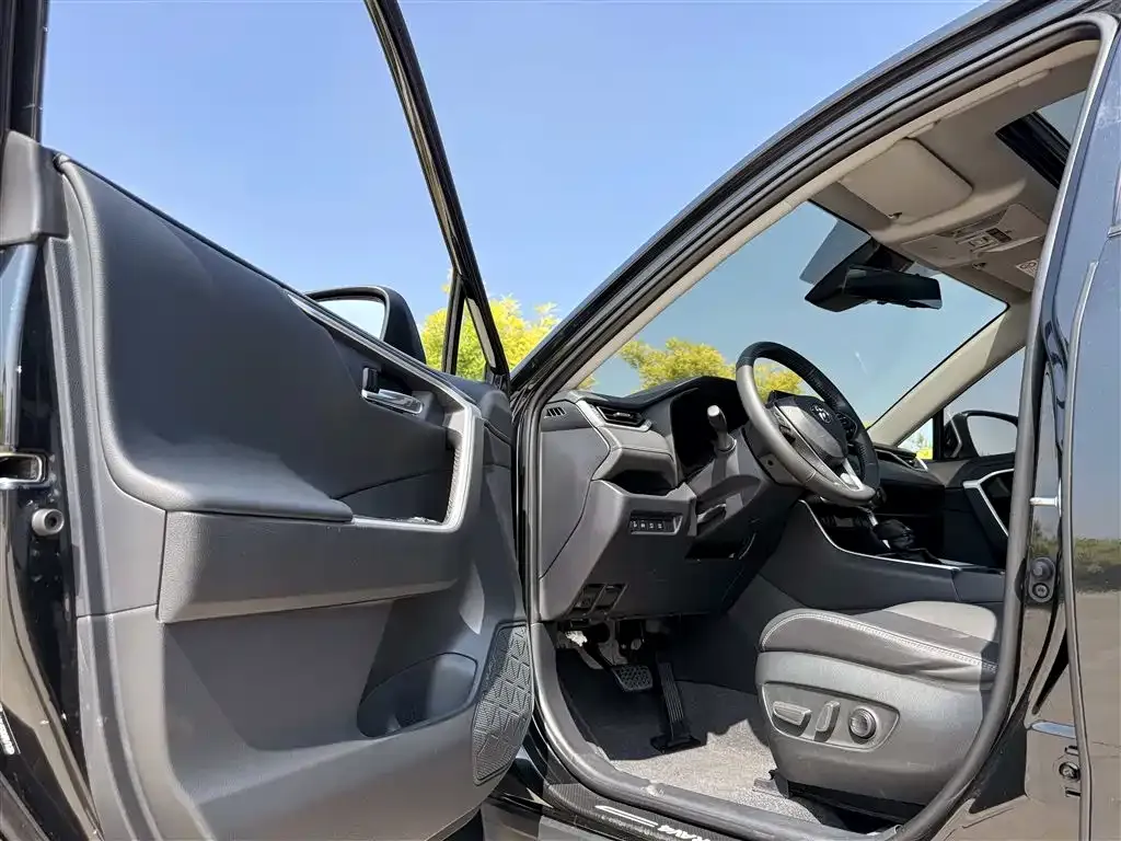 Toyota RAV4 — фото 2