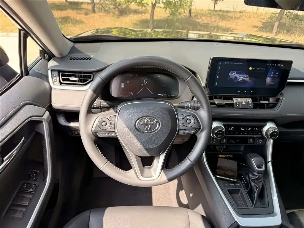 Toyota RAV4 — фото 7