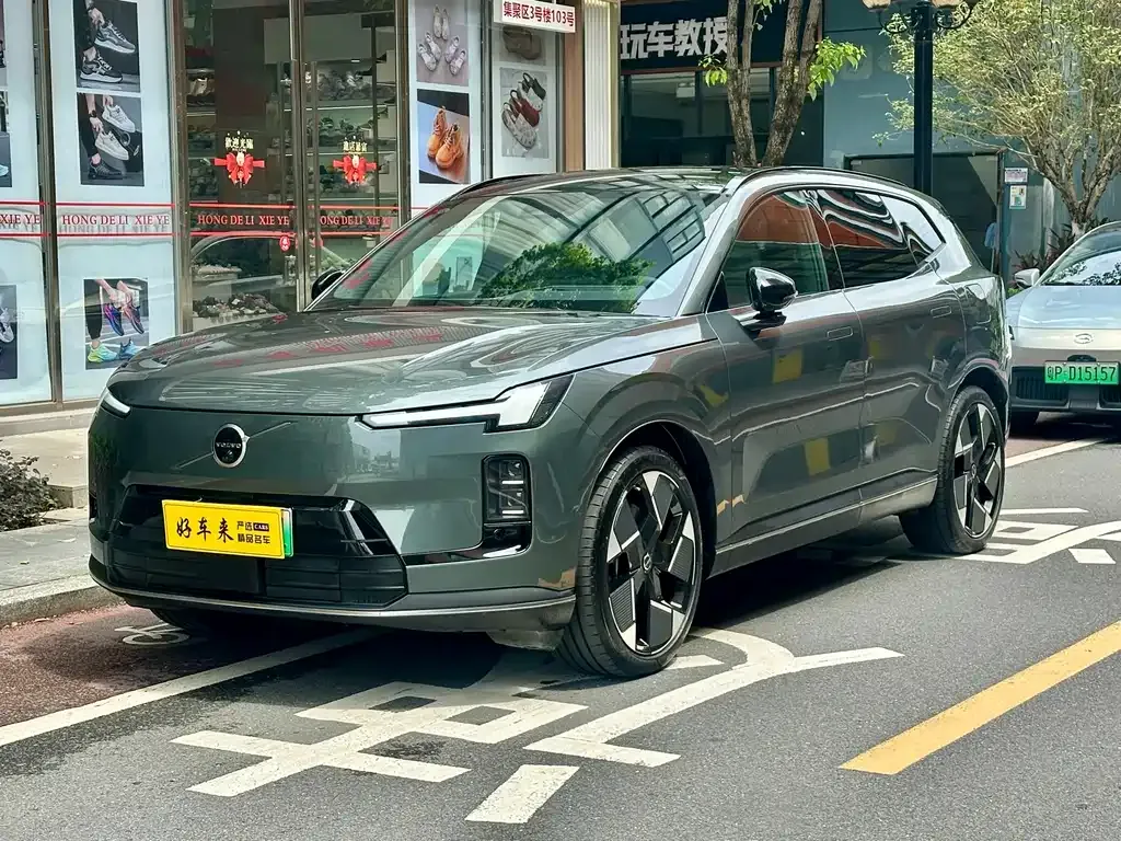 Volvo XC70 Plug-in Hybrid — фото 1
