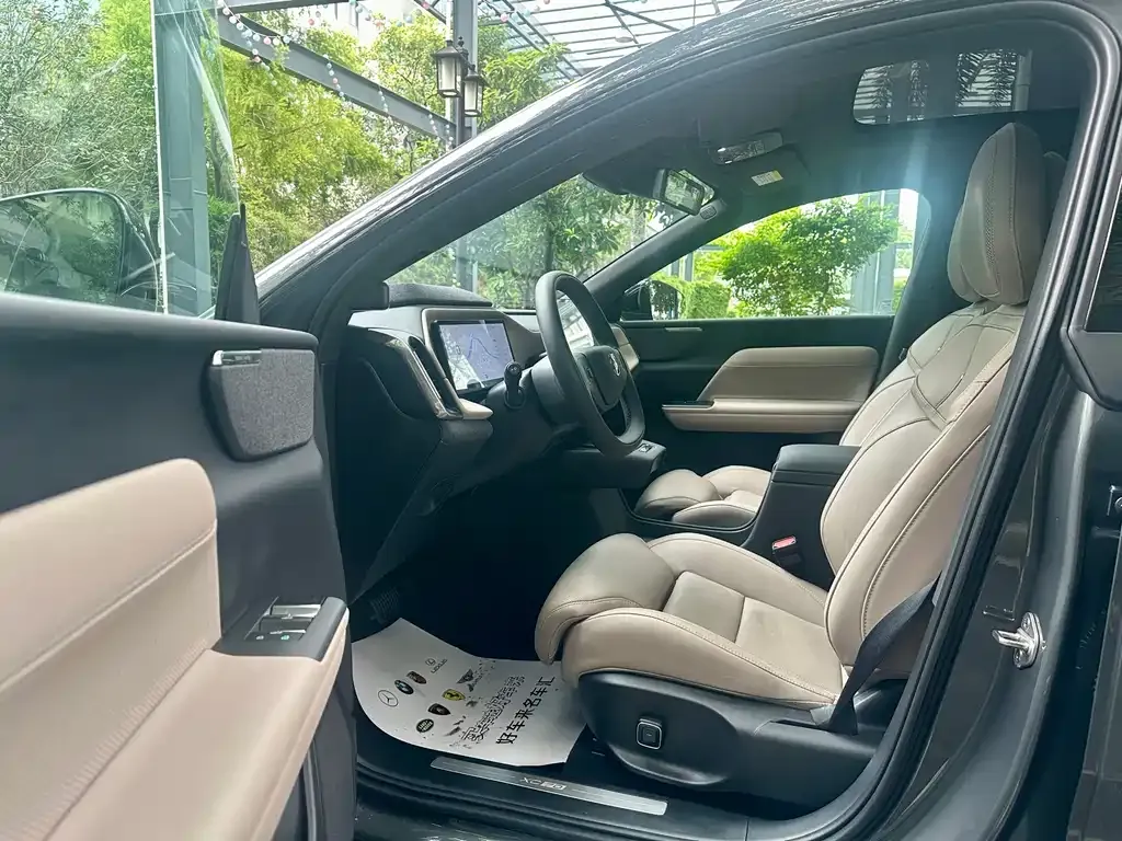 Volvo XC70 Plug-in Hybrid — фото 10