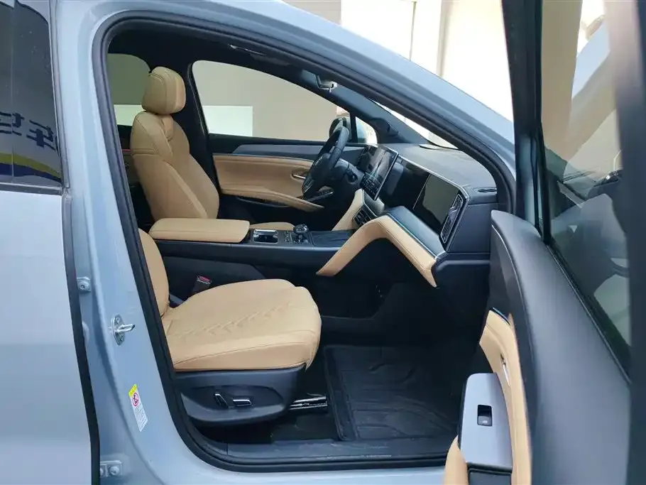 BYD L DM-i — фото 9
