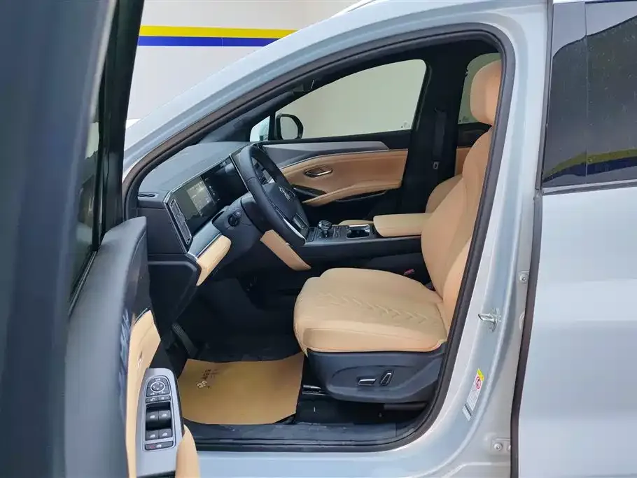 BYD L DM-i — фото 4