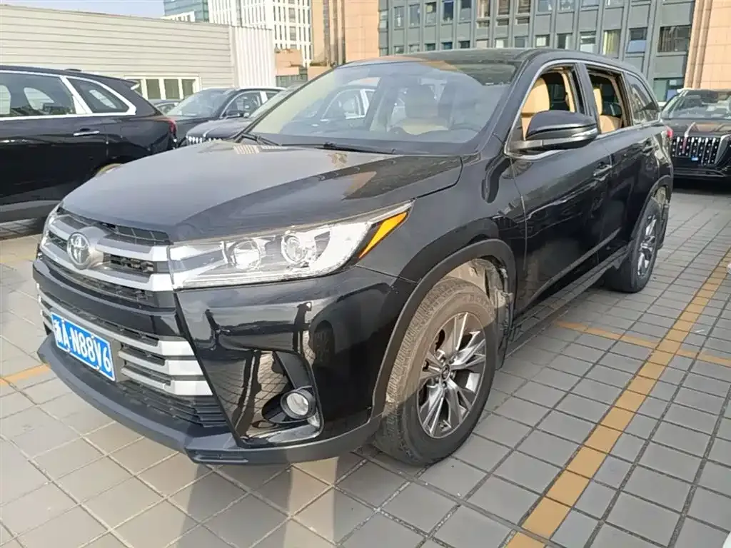 Toyota Highlander — фото 1