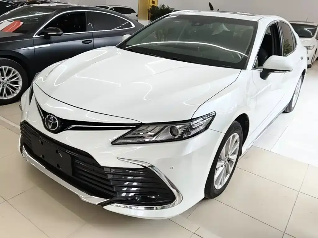 Toyota Camry — фото 1