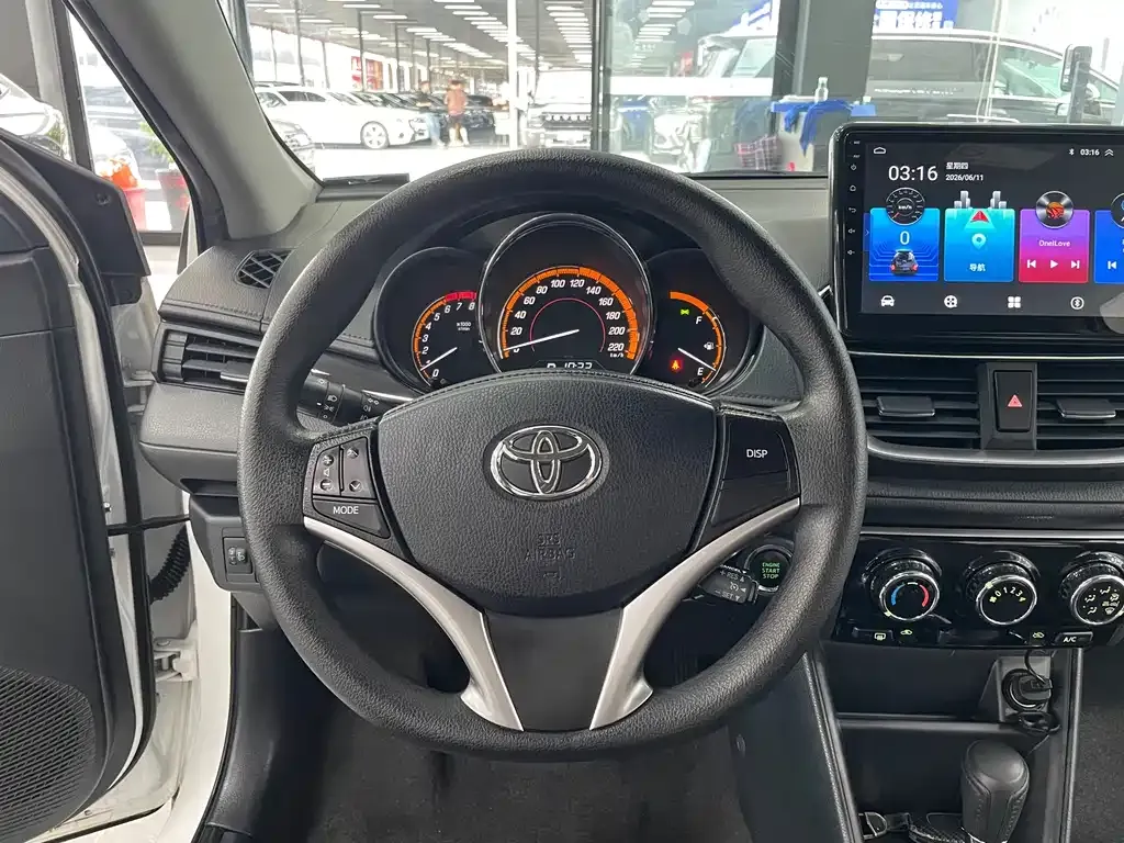 Toyota Yaris L — фото 8